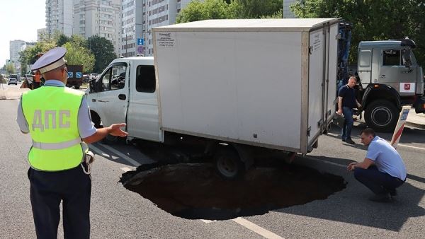 На юге Москвы пять человек пострадали из-за обвала грунта
