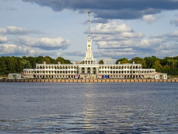 Северный речной вокзал за месяц принял более 40 тыс. пассажиров круизных теплоходов